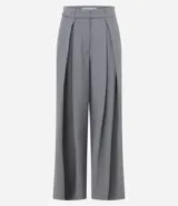 Pantalón de sastrería modelo pantalona, de corte amplio y tiro alto. Presenta pinzas frontales, cierre con cremallera y botón, y presillas en la cintura. Incluye un cinturón ajustable del mismo tejido.