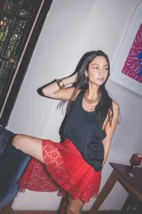 Musculosa negra de corte fluido, con escote redondo y aberturas laterales.