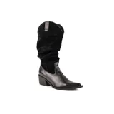 Bota texana alta de cuero negro, con caña de gamuza, taco cuadrado y puntera fina con sutiles pespuntes decorativos.