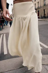Falda midi de diseño globo con cintura alta de punto elástico y bajo abullonado con elástico interior.