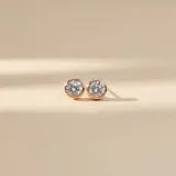 Aros tipo abridores con engarce inglés, realizados en plata 925 con baño de oro y circonias centrales.