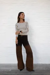 Jean de mujer de corte wide leg, color marrón oscuro con efecto degradado.