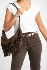 Remera negra de manga corta con escote en V y calce al cuerpo.