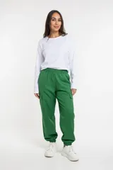 Pantalón tipo babucha estilo cargo color verde, con cintura y puños elásticos, bolsillos laterales funcionales y corte holgado.