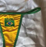 Conjunto de bikini amarillo con detalles y tiras verdes, compuesto por un corpiño triangular y una bombacha colaless con el texto "Brasil" y la bandera bordados en el frente.