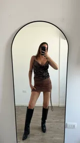 Top blanco con lentejuelas, breteles finos y escote drapeado.