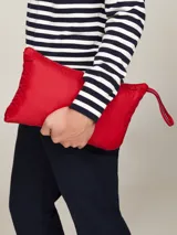 Campera acolchada roja de poliéster reciclado, con cuello alto, cierre de cremallera, bolsillos laterales y logo de Tommy Hilfiger bordado en el pecho.