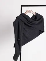 Bufanda de punto en color gris oscuro, con diseño envolvente y textura suave. Presenta una etiqueta pequeña con logo en uno de sus extremos.