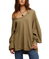 Buzo de tejido waffle color verde oliva, con calce amplio, escote en V y hombros caídos. Presenta mangas largas con puños ajustados y diseño de largo asimétrico.