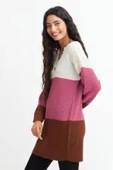 Sweater de tejido de punto con franjas horizontales en color blanco, verde claro y verde oscuro. Tiene cuello en V con botones.