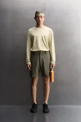 Bermuda de Zara Athleticz color verde militar, confeccionada en tejido técnico compacto y elástico, con bolsillos curvados y cierre frontal con cremallera y botón a presión oculto.