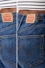 Short de denim azul de tiro medio, con bolsillos clásicos y diseño de corte recto y holgado.
