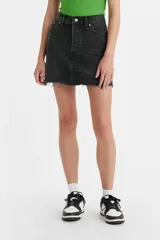 Falda de jean negra con diseño de cinco bolsillos, cierre frontal con botones y ruedo deshilachado.