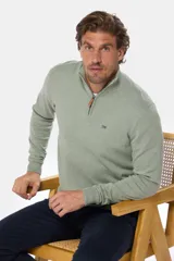 Buzo liso de punto fino en hilo de algodón color azul marino, con cuello alto y cierre frontal parcial con detalle de tirador de cuero.