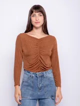Top marrón de manga larga con escote en V y frunce central.