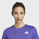 Remera deportiva Adidas de manga corta color violeta, con cuello redondo, tecnología Climacool y el logo de la marca en el pecho. Cuenta con detalles de tres rayas blancas en los laterales.