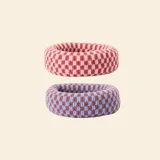 Pack de dos gomas para el pelo tipo scrunchie con diseño de cuadros damero en colores rosa y marrón, y azul y marrón.