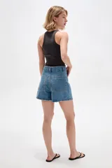 Short de jean azul oscuro con pinzas, tiro alto y diseño clásico.