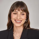 Gargantilla de plata 925 con diseño delicado que alterna perlas de río naturales y pequeñas circonias engarzadas. Cuenta con cierre de tipo inglés.