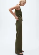 Pantalón de vestir color verde militar, de corte recto y tiro medio. Presenta cintura elástica y costuras verticales decorativas a lo largo de las piernas.