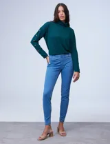Jegging slim fit de tiro alto color azul, con pretina elastizada, bolsillos delanteros simulados y bolsillos traseros aplicados.