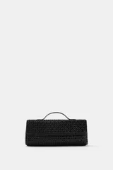 Bolso tipo sobre con diseño trenzado, asa de mano superior y cierre de solapa con imán.