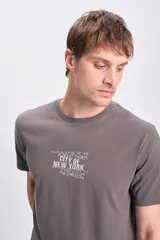 Remera gris de manga corta con estampa frontal tipográfica con la leyenda "City of New York".