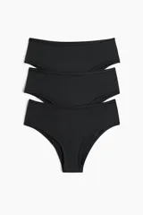 Pack de tres bombachas hipster de microfibra en color negro, con cintura estándar y cobertura media.