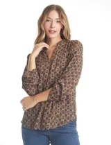 Blusa de gasa con estampado floral geométrico, cuello a la base con escote en V, manga larga con presilla y botón para regular el largo.