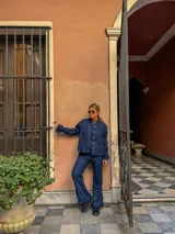 Pantalón de jean azul marino, de corte recto en la parte superior y con volados amplios en los bajos.
