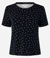 Camiseta de pijama negra con estampado de lunares blancos, cuello redondo y mangas cortas.
