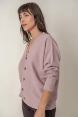 Cárdigan negro de punto con escote en V y cierre frontal con botones marrones.