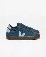 Championes Veja modelo Campo Bold Suede, color azul con logo lateral en celeste y suela marrón.