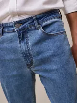 Jean de denim elastizado celeste, corte slim fit.