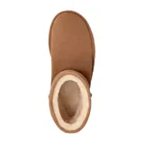 Botas cortas UGG Classic Short II color marrón, confeccionadas en piel de oveja con interior de lana. Resistentes al agua y con suela liviana para mayor amortiguación y tracción.
