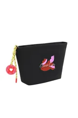 Necessaire de color negro con estampado frontal de labios y la inscripción 'Oreiro Love'. Incluye un tirador de cierre con cordón amarillo y dije circular con logo.