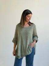 Sweater de tejido de punto color verde, de corte holgado y acampanado, con cuello redondo y mangas largas con presilla para arremangar.