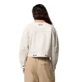 Chaqueta Columbia modelo Acker Rock Twill de corte corto, color blanco con cuello en contraste color tostado y botones metálicos. Presenta bolsillos frontales en el pecho y bolsillos laterales de gran tamaño con solapa, además del logo bordado de la marca en el pecho.