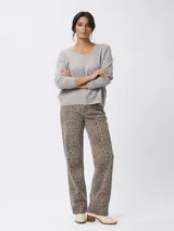 Sweater de punto con escote en V y manga larga, de calce relajado con puños y cintura tejidos.