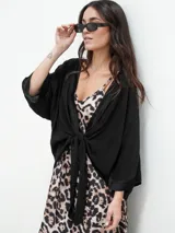 Kimono negro con borde satinado y mangas 3/4. Se puede usar abierto o cerrado atado al frente.