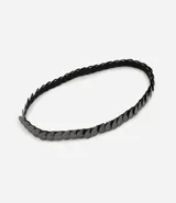 Cinturón femenino de estilo boho, compuesto por una serie de monedas metálicas interconectadas con acabado en tono gunmetal. Posee una estructura flexible con elástico interno para un ajuste cómodo.
