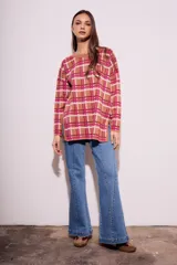 Sweater marrón con estampado de cuadros fucsia y blancos, de corte holgado y mangas largas.