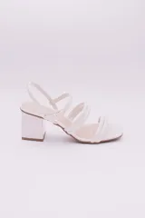 Sandalias rojas de charol con dos tiras en el empeine, tira fina con hebilla en el tobillo y tacón cuadrado.