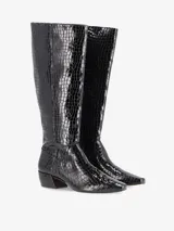 Bota alta de cuero vacuno color negro con acabado crocco charol, de caña alta, punta cuadrada y taco moderado.