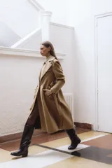 Bota de caña alta color marrón, confeccionada en cuero vacuno con forro y plantilla de cuero. Tiene suela de goma negra y un diseño de caña ancha.