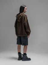 Hoodie oversize de algodón con efecto desgastado y oxidado. Presenta costuras expuestas, detalles de roturas en los bordes, capucha y bolsillo frontal tipo canguro.