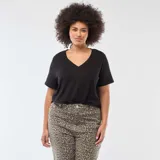 Camiseta básica de manga corta con cuello en pico, confeccionada en algodón de color negro.