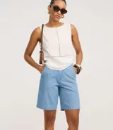 Bermuda de jeans azul oscuro, de tiro alto y corte recto.