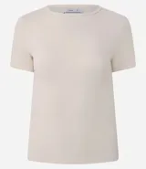 Blusa color beige de mangas cortas, confeccionada en tejido rib con textura acanalada y cuello redondo.