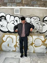 Pantalón de jean negro de corte ancho, con la parte inferior más ancha que la superior.